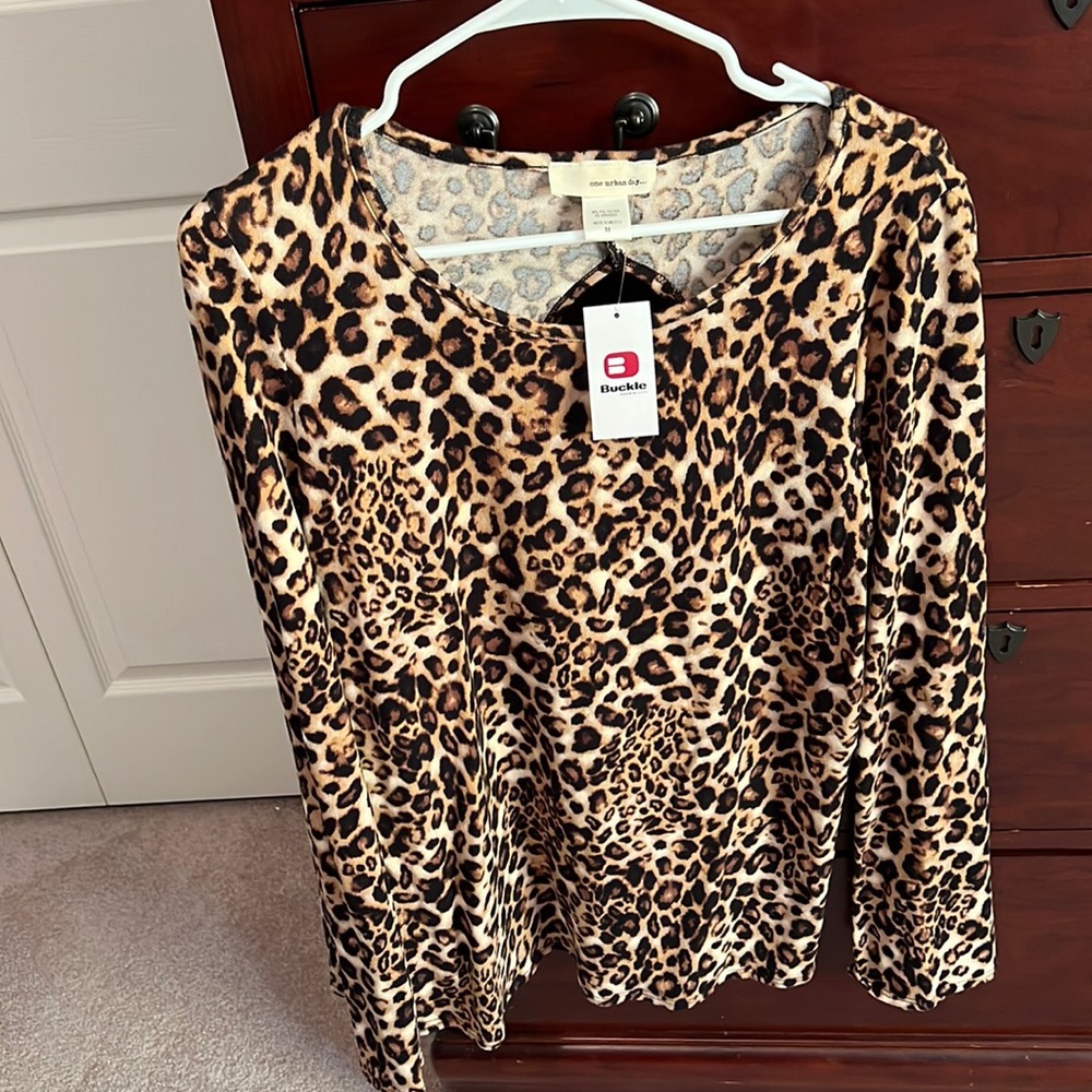 NWT buckle top